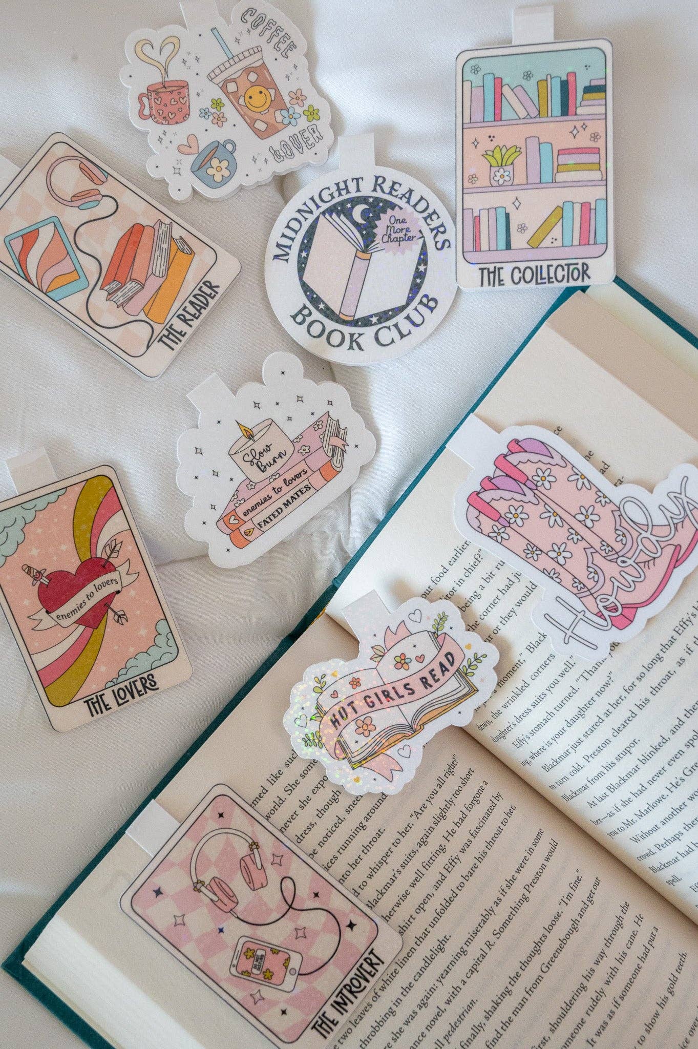 Hot Girls Read Magnetic Bookmark - Tuma's Books
